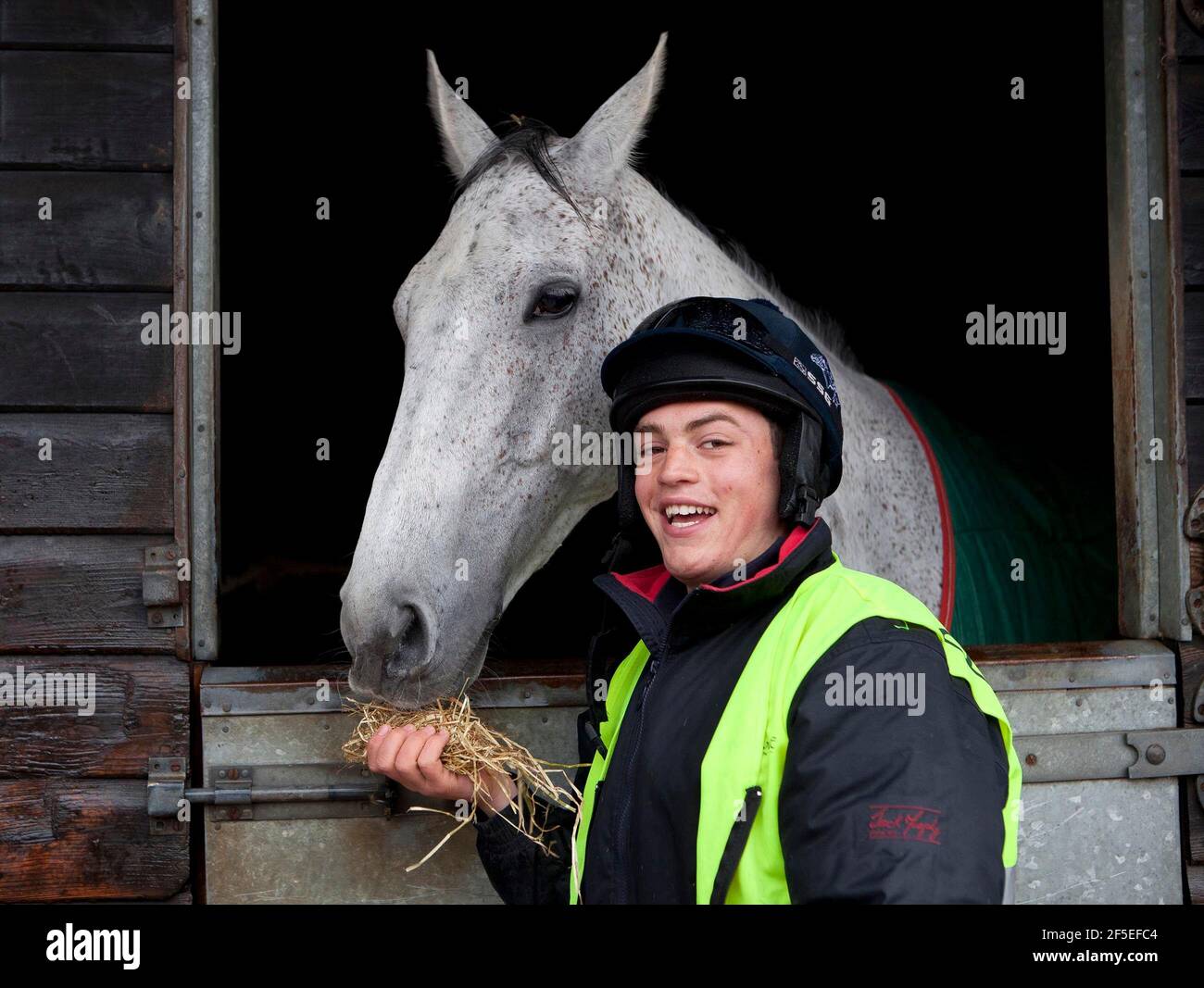 Grand gagnant national Neptune Collonge avec son pilote d'entraînement Billy page aux écuries Paul Nicholls à Ditcheat, Somerset. Banque D'Images