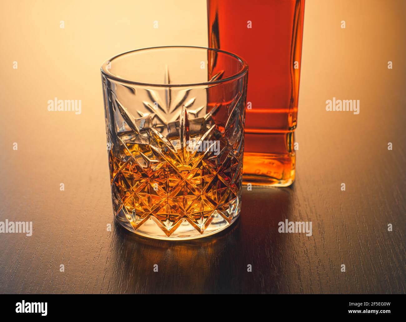boisson alcoolisée, whisky sur fond de bois brun Banque D'Images