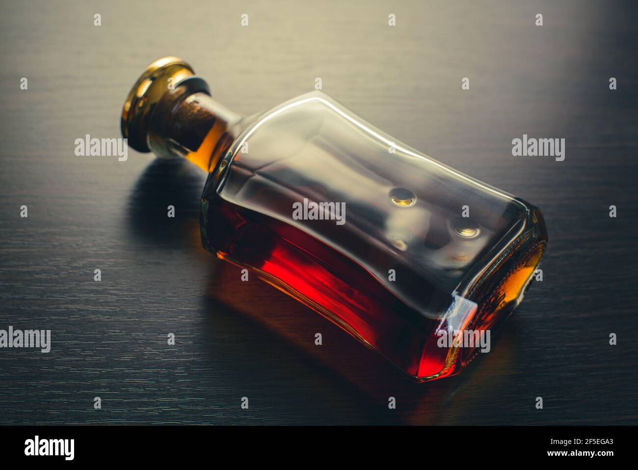 boisson alcoolisée, bouteille de whisky sur fond de bois Banque D'Images