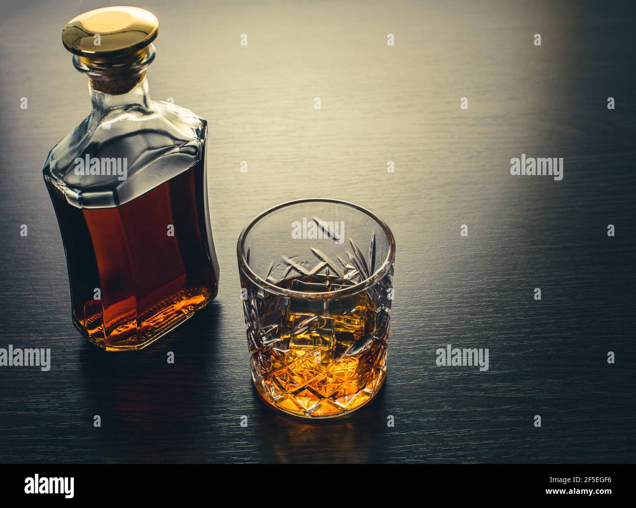 boisson alcoolisée, whisky sur fond de bois brun Banque D'Images