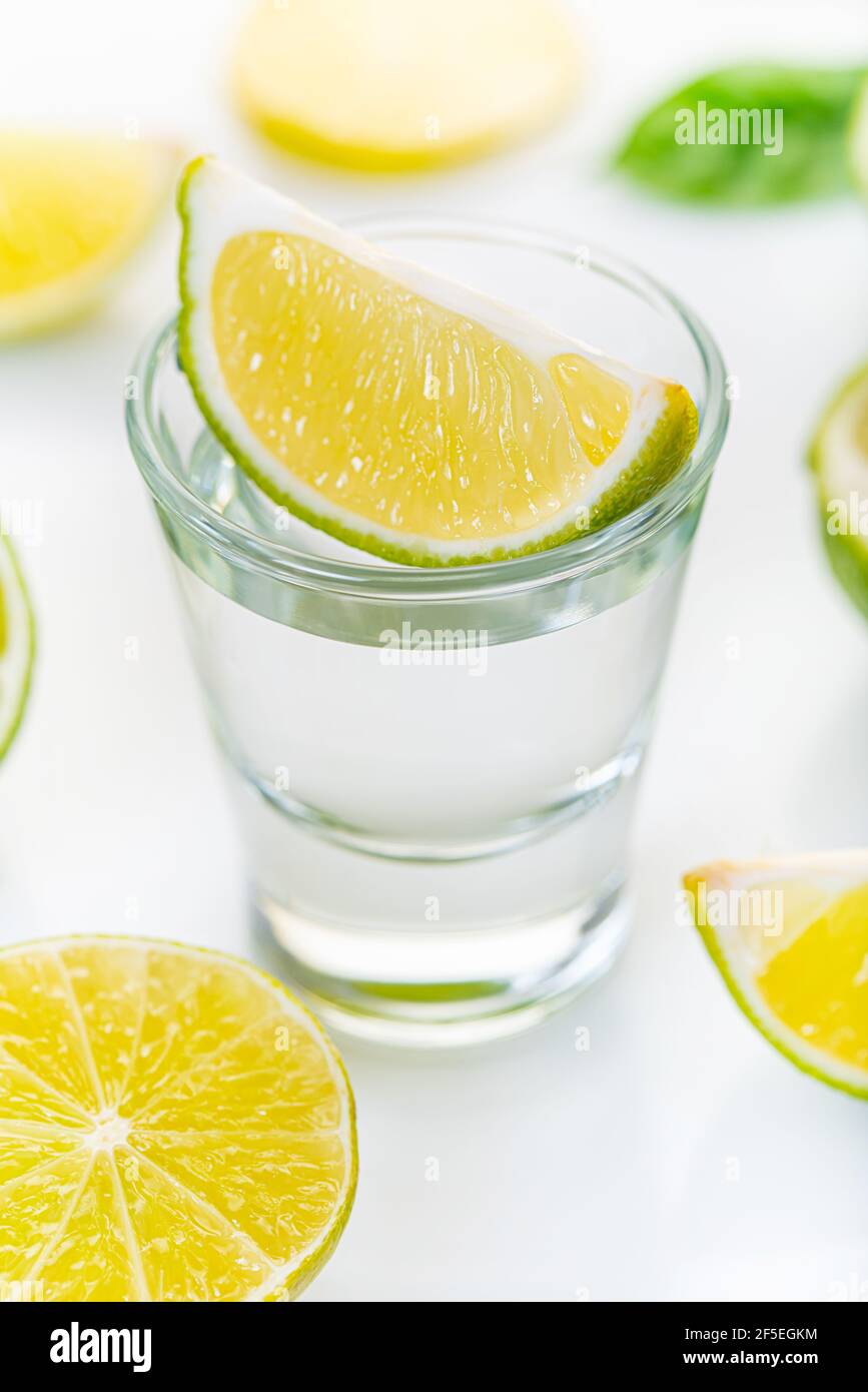 boisson alcoolisée dans un verre avec du citron vert sur fond blanc Banque D'Images