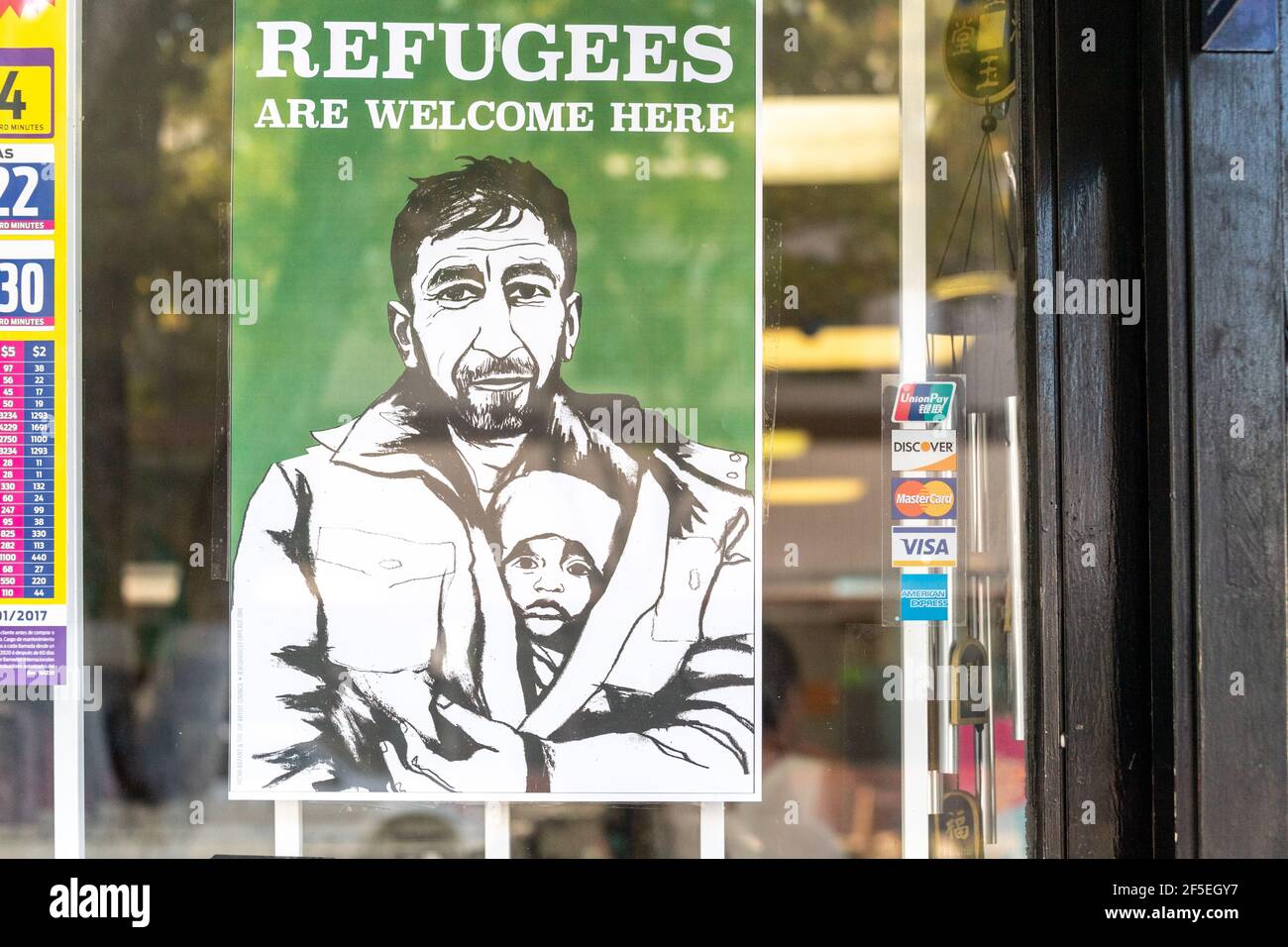 Affiche en soutien aux immigrants vénézuéliens dans une vitrine de pharmacie, ville de Miami dans l'État de Floride, États-Unis Banque D'Images