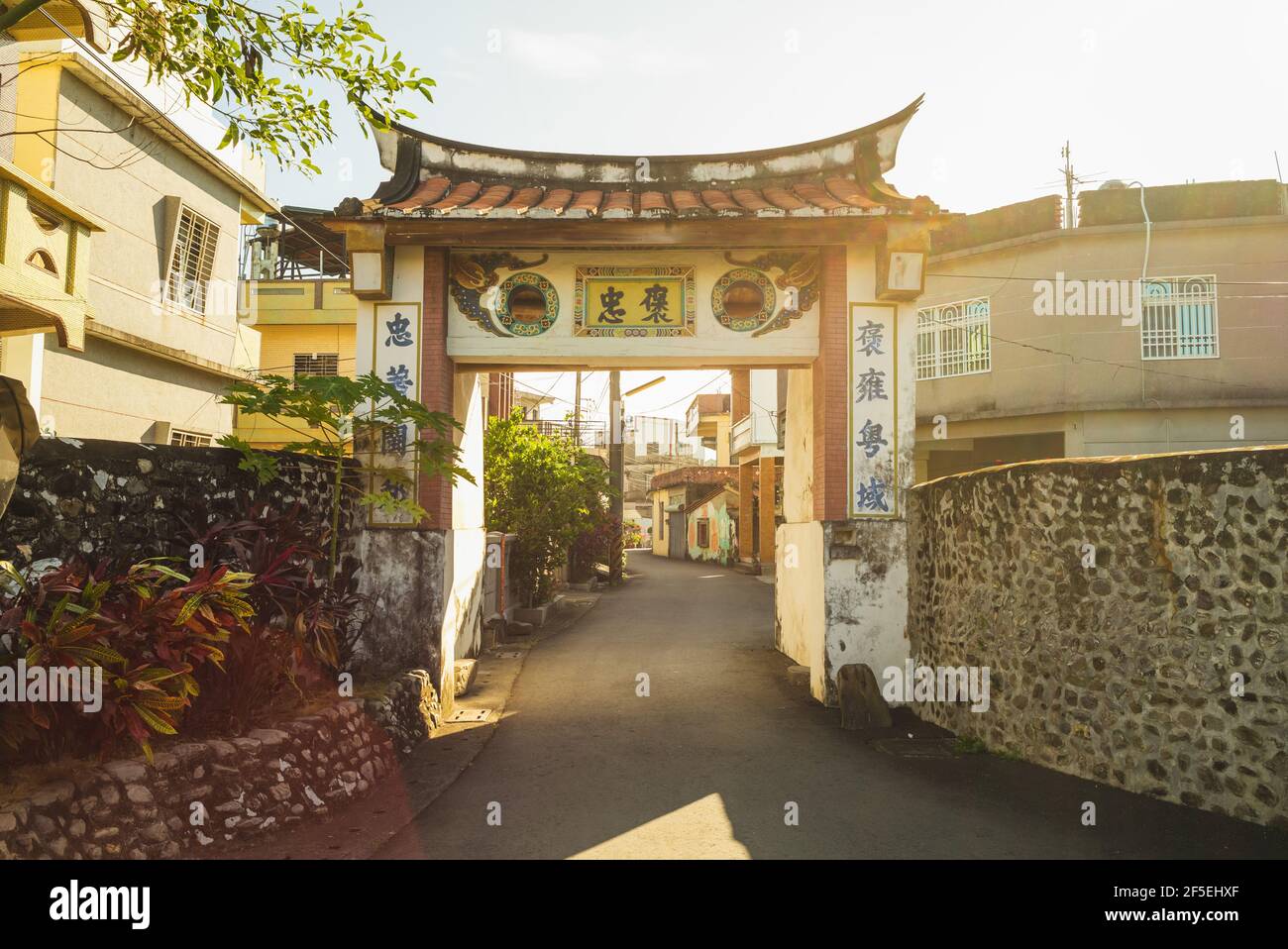 West Bar Gate de la commune de Jiadong, comté de Pingtung, taïwan. Traduction: Chartered Loyalist, n'oubliez pas la ville natale, être amical avec la nation différente Banque D'Images