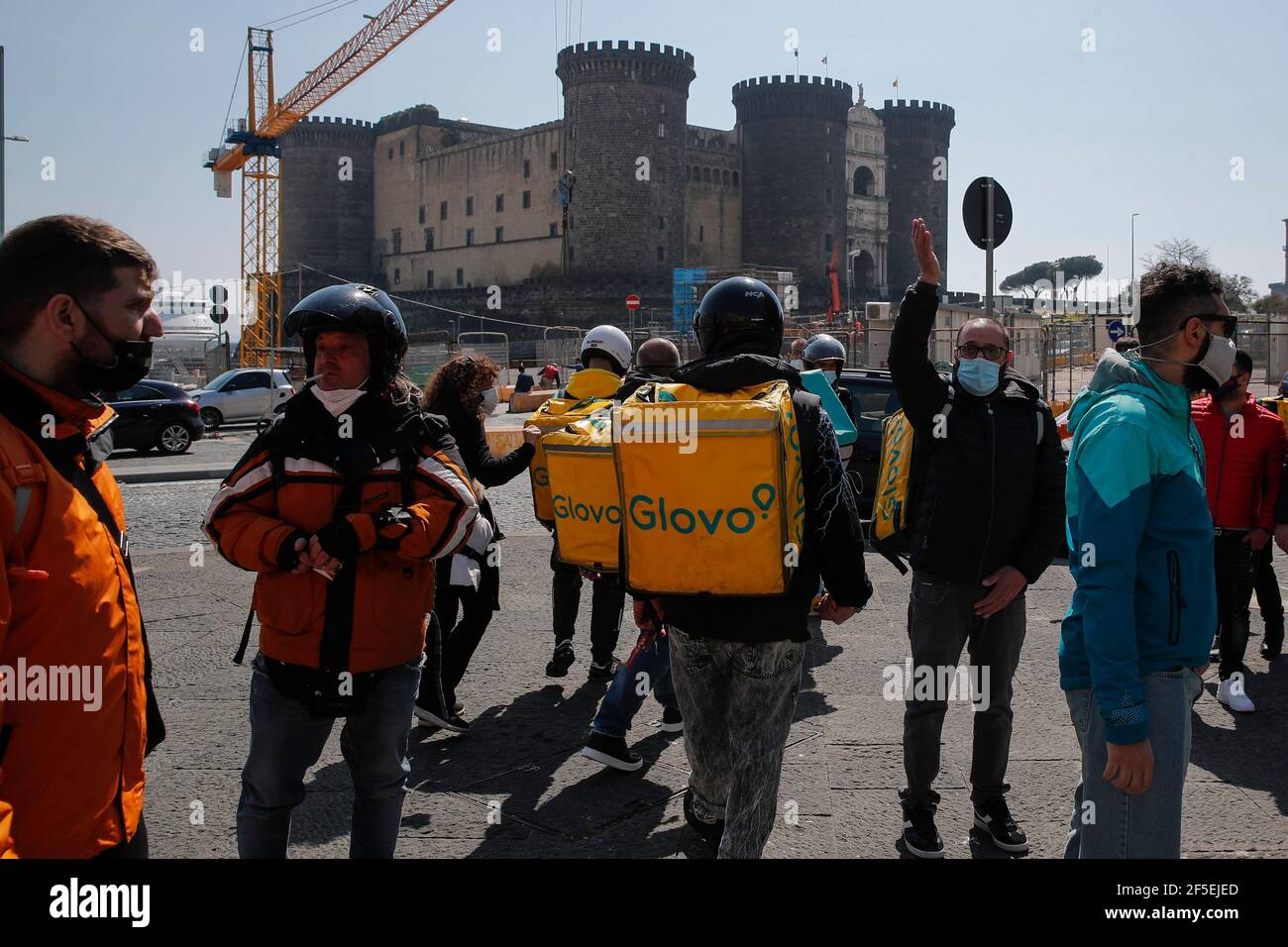 Naples, Italie. 26 mars 2021. Les liveurs passent en grève en exigeant de meilleurs droits, dans le cadre du « jour sans livraison » encourageant les clients à ne pas commander de repas ou d'achats à domicile, dans le contexte de la propagation de la coronavirus (COVID-19), à Naples. Crédit : Agence photo indépendante/Alamy Live News Banque D'Images