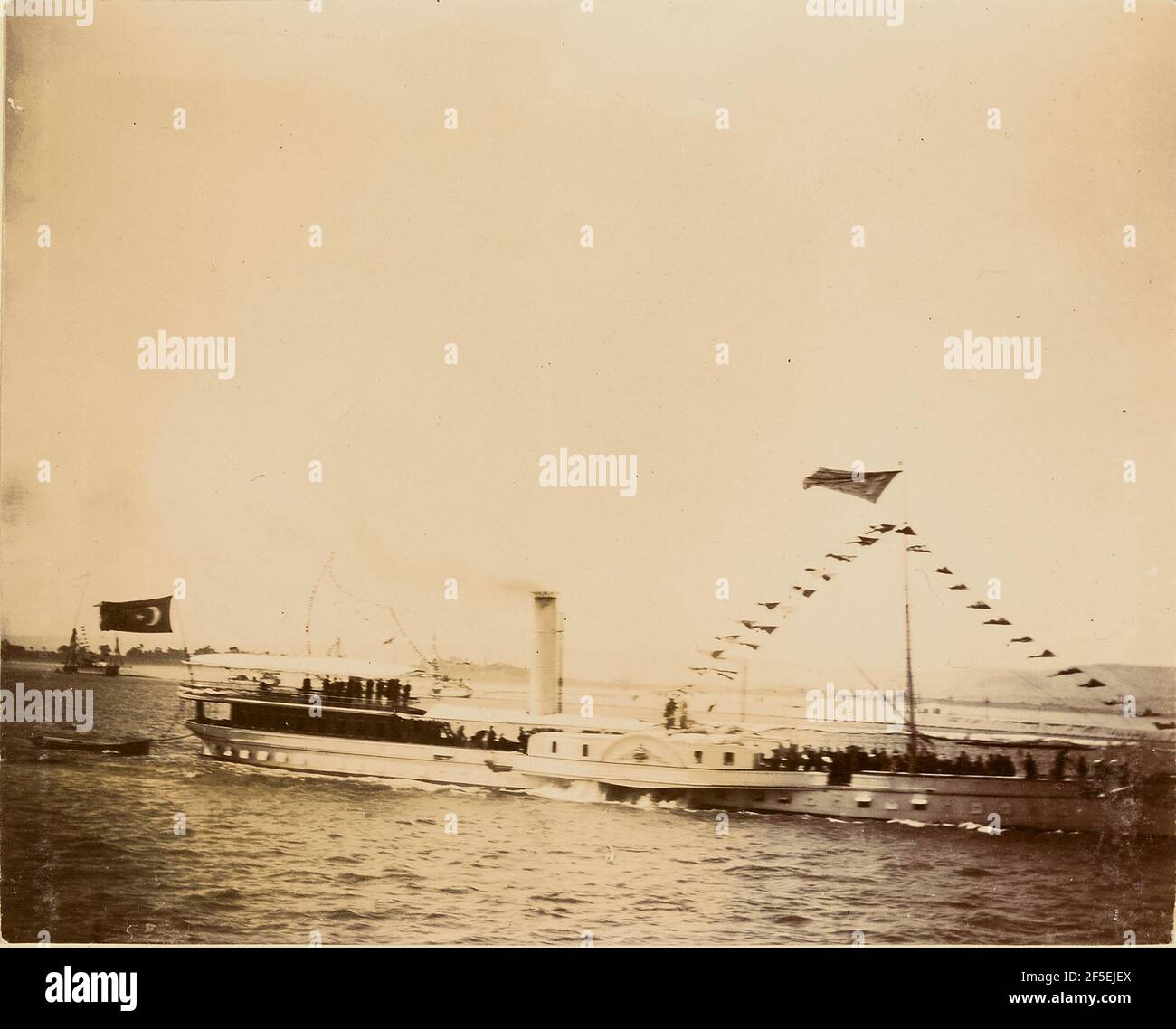 Bateau orné de drapeaux. Inconnu Banque D'Images