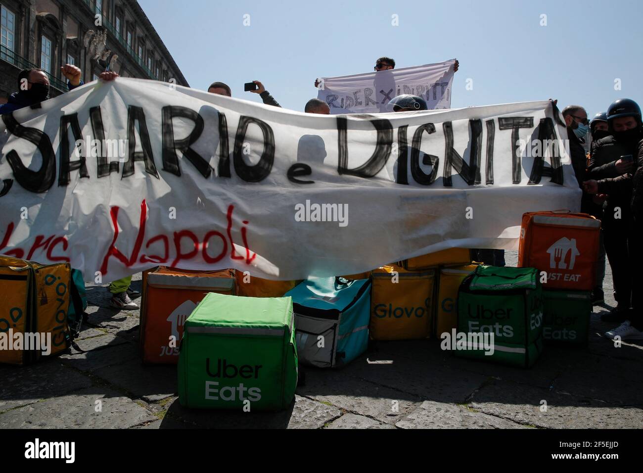 Naples, Italie. 26 mars 2021. Les liveurs passent en grève en exigeant de meilleurs droits, dans le cadre du « jour sans livraison » encourageant les clients à ne pas commander de repas ou d'achats à domicile, dans le contexte de la propagation de la coronavirus (COVID-19), à Naples. Crédit : Agence photo indépendante/Alamy Live News Banque D'Images