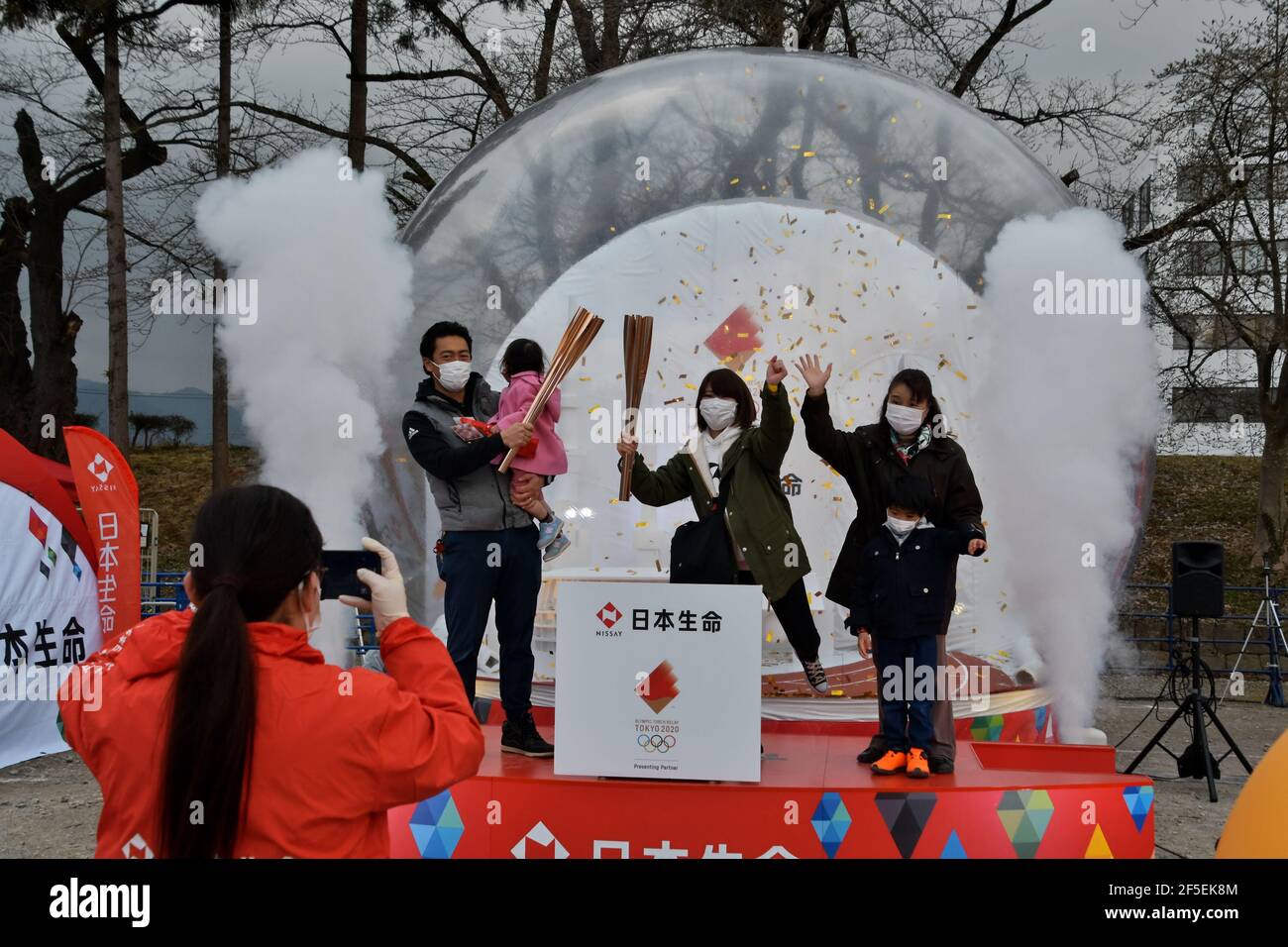 Iitate, Japon. 26 mars 2021. Les spectateurs prennent des photos avec la réplique de la torche olympique lors de la dernière partie du deuxième jour du relais de la torche olympique Tokyo 2020 au château de Tsuruga à Aizuwakamatsu, préfecture de Fukushima, le vendredi 26 mars 2021. Photo par Keizo Mori/UPI crédit: UPI/Alay Live News Banque D'Images