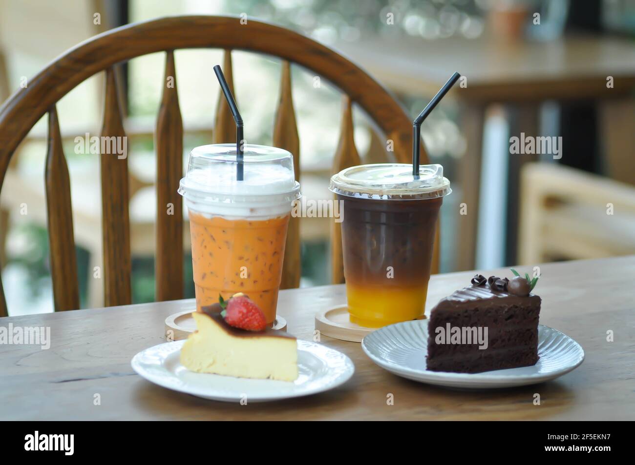 The Au Lait Jus D Orange Cafe Au Cheesecake Basque Brule Et Gateau Au Chocolat Photo Stock Alamy