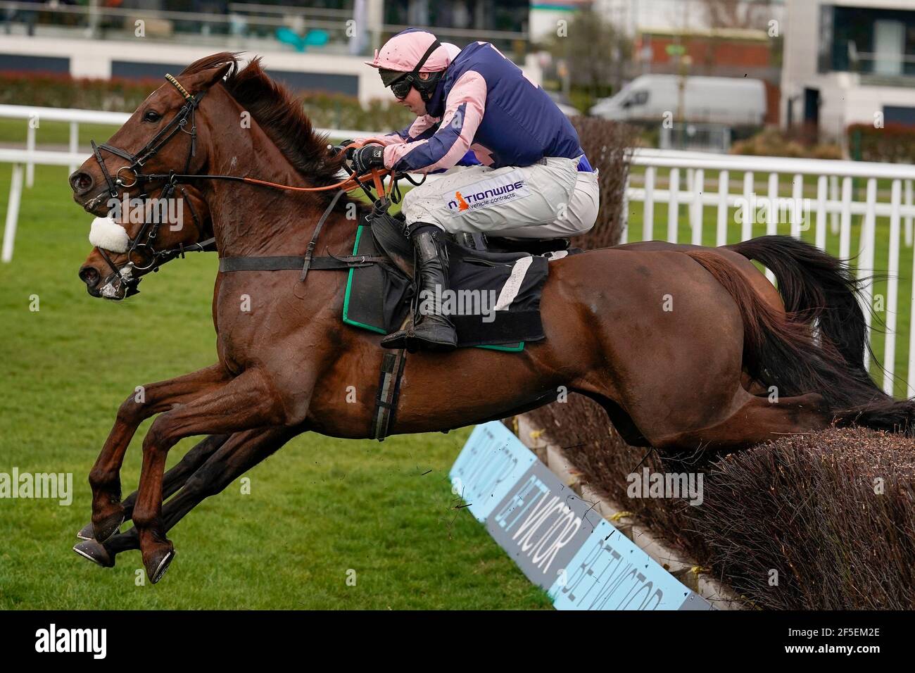 Dublin four monté par Kielan Woods clear le dernier à gagner le BetVictor handicap Chase à Newbury Racecourse. Date de la photo : vendredi 26 mars 2021. Banque D'Images