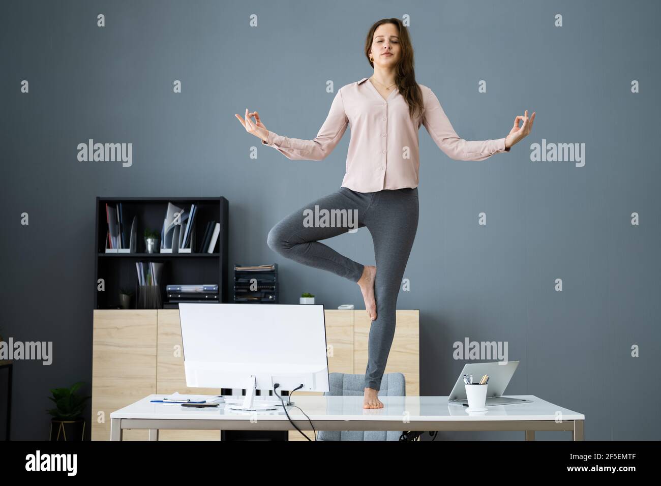 Méditation de yoga au bureau. Femme d'affaires méditant Banque D'Images