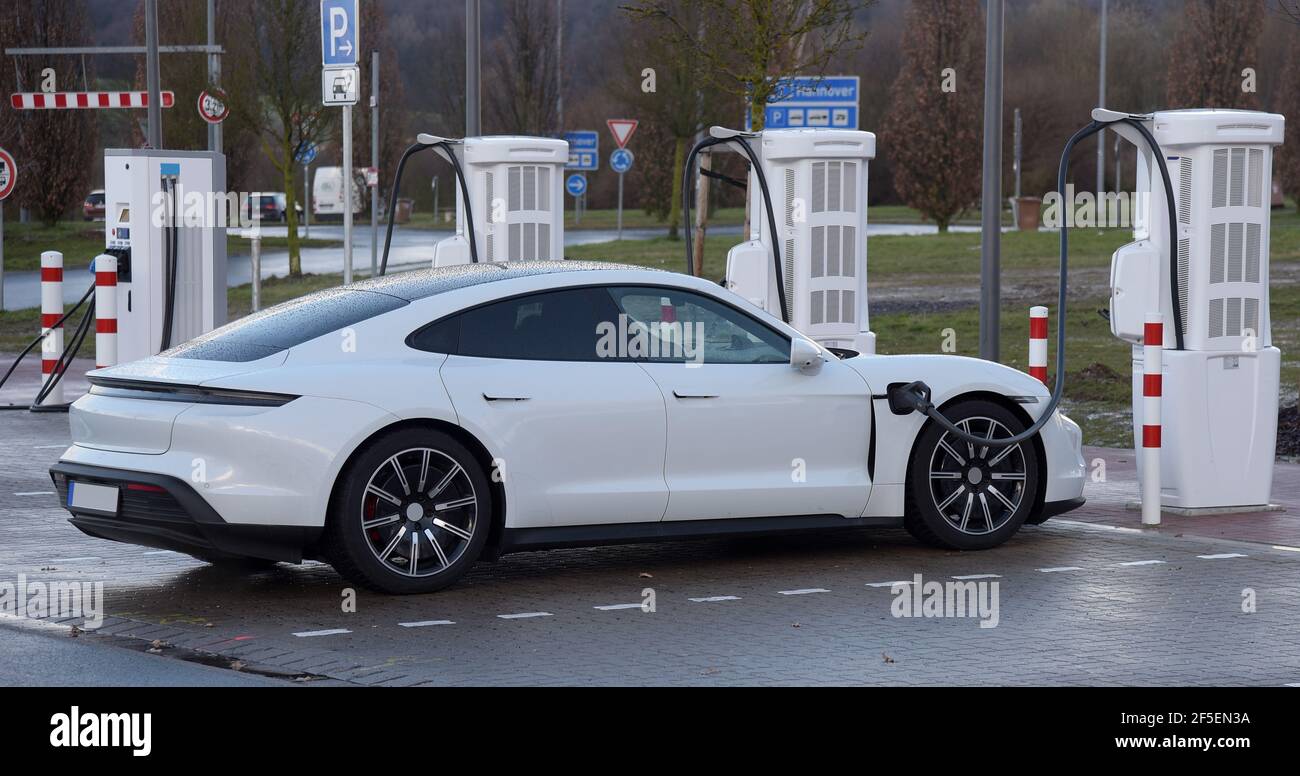 11 février 2021, Sportscar recharge la batterie à un arrêt d'autoroute sur l'autoroute A7 en Allemagne. Banque D'Images