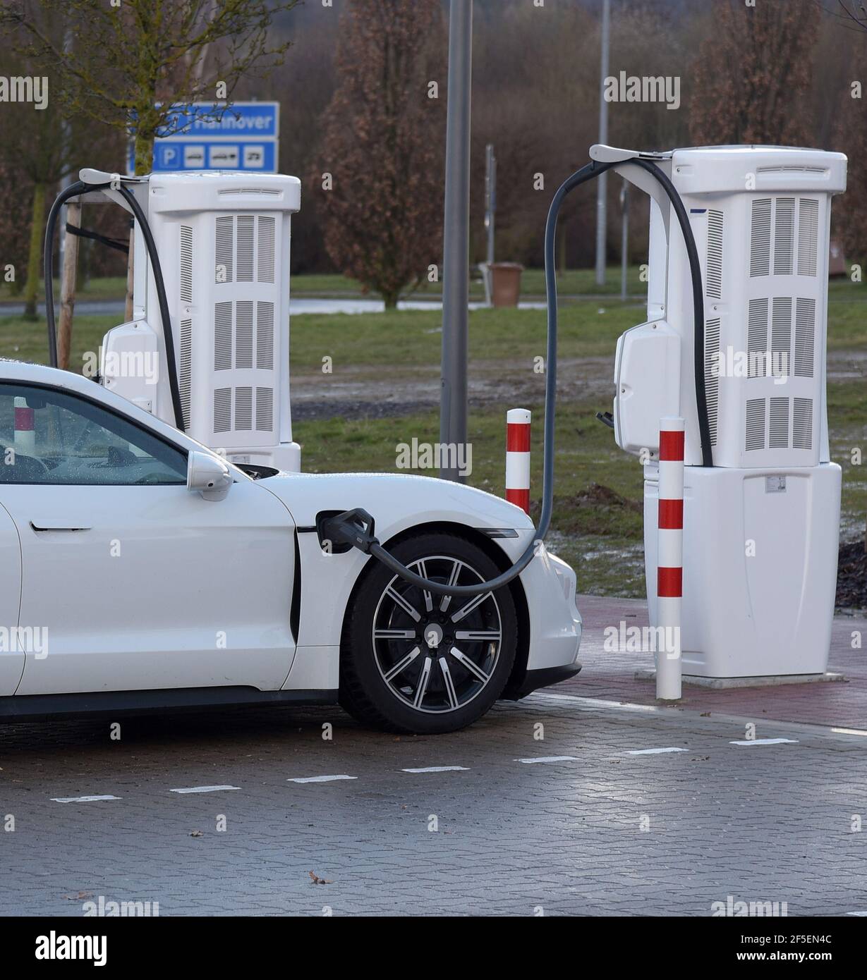 11 février 2021, Sportscar recharge la batterie à un arrêt d'autoroute sur l'autoroute A7 en Allemagne. Banque D'Images