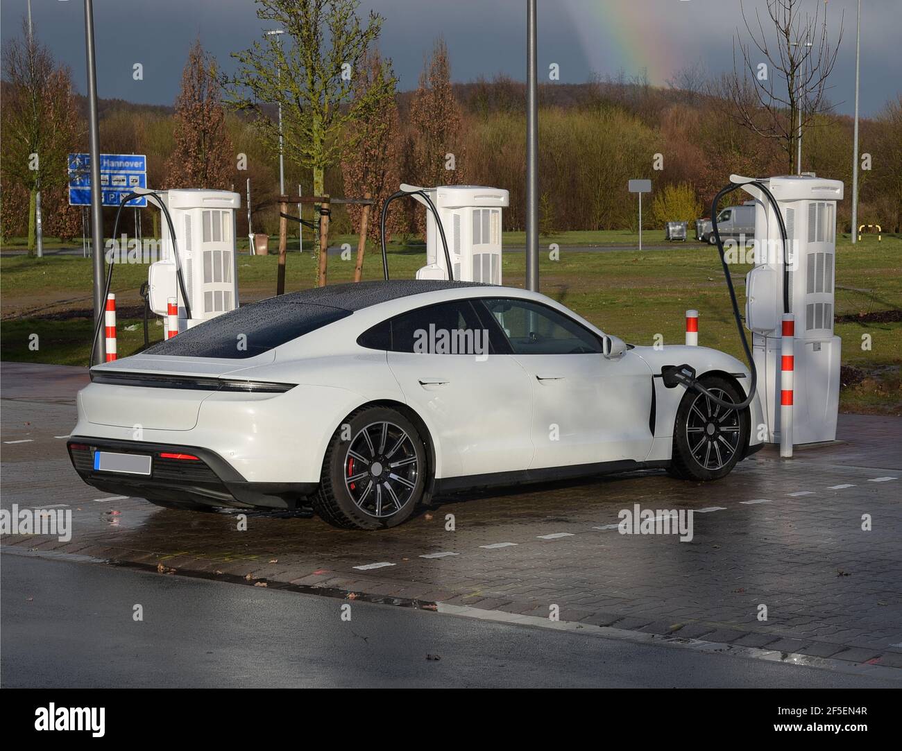 11 février 2021, Sportscar recharge la batterie à un arrêt d'autoroute sur l'autoroute A7 en Allemagne. Banque D'Images