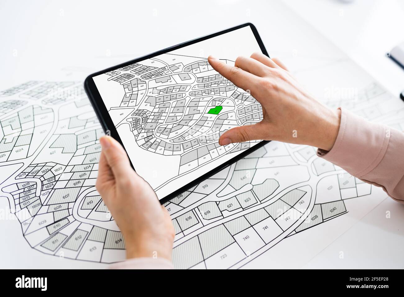 Plan de construction cartographique du cadastre sur l'ordinateur tablette Banque D'Images