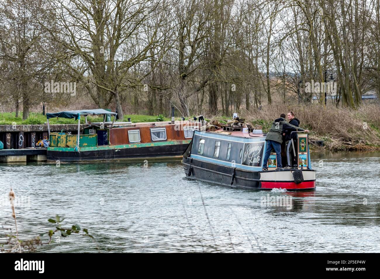 Northampton, Royaume-Uni, le 24 mars 2021. Un après-midi de printemps chaud avec des bouées étroites à la périphérie de la ville.près de Medow d'été sur la rivière Nene, Banque D'Images