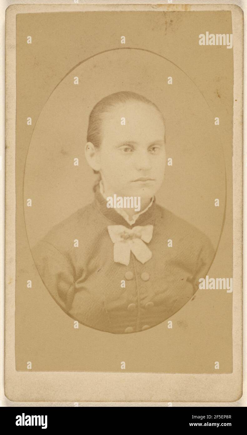 Femme non identifiée avec ses cheveux tirés vers l'arrière, imprimé dans le style quasi-ovale. Inconnu Banque D'Images