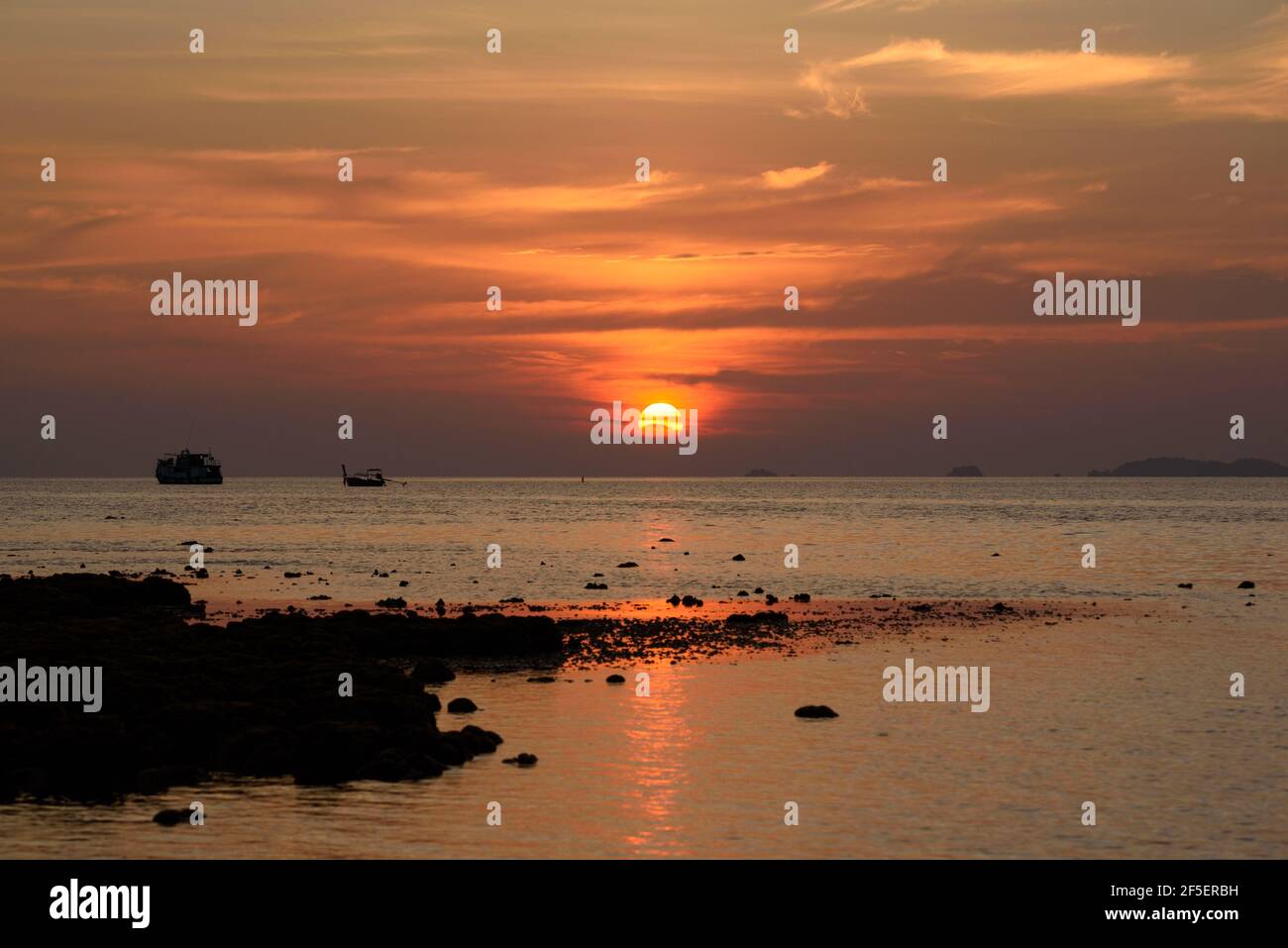 Magnifique coucher de soleil sur la mer à l'île de Lipe, province de Satun, Thaïlande. Banque D'Images