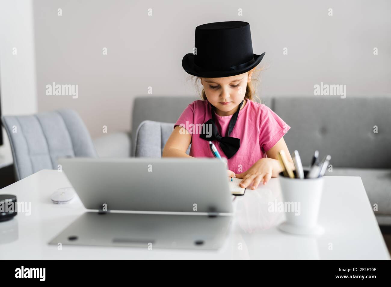 Enfant avec dessin et écriture de tablette numérique Banque D'Images