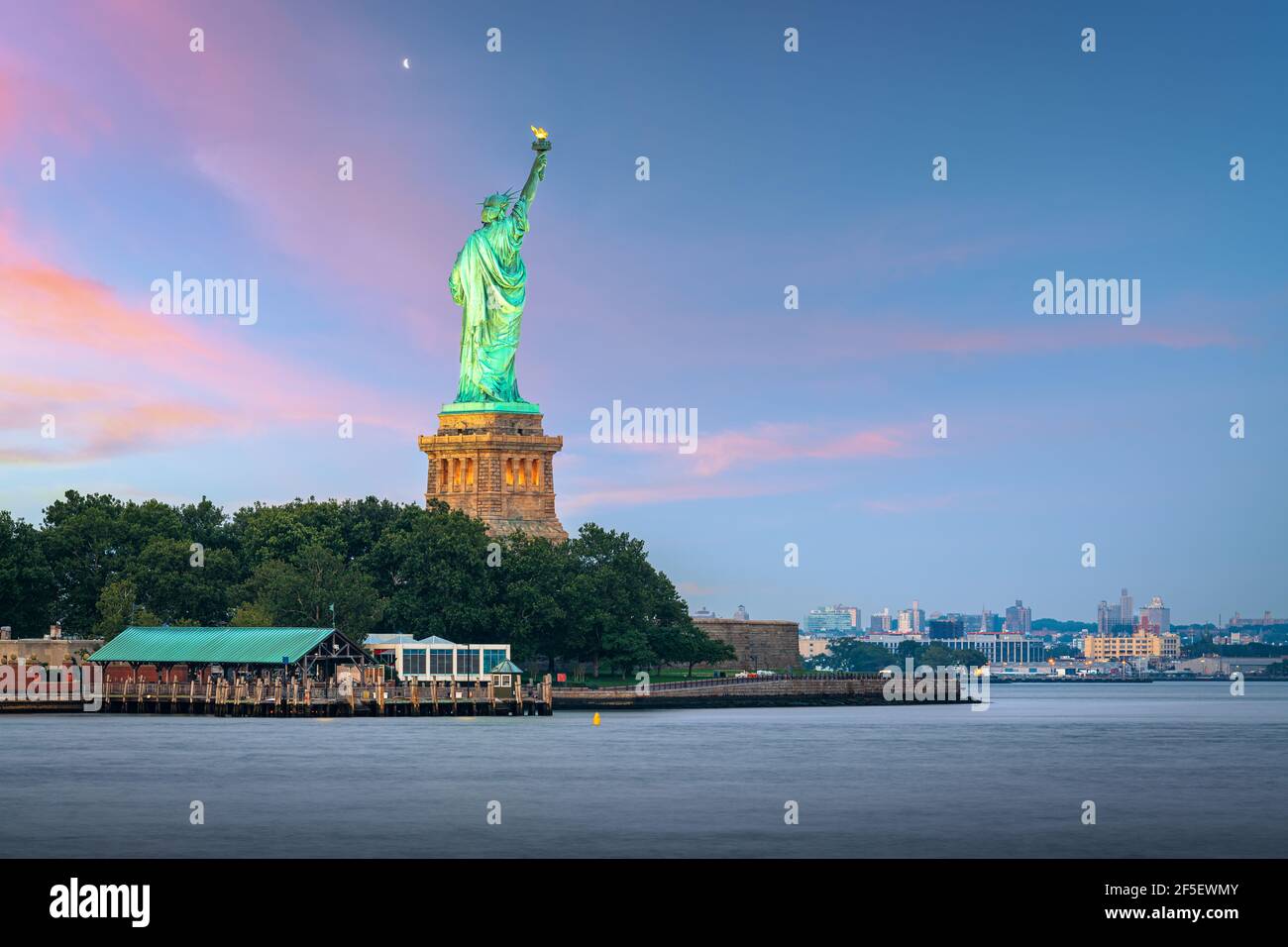 Statue de la liberté dans le port de New York au crépuscule. Banque D'Images