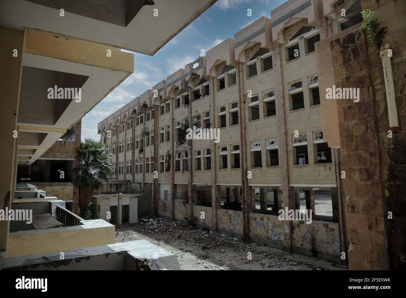 Taiz - Yémen - 18 décembre 2017 : une école détruite par la guerre dans la ville de Taiz, Yémen Banque D'Images