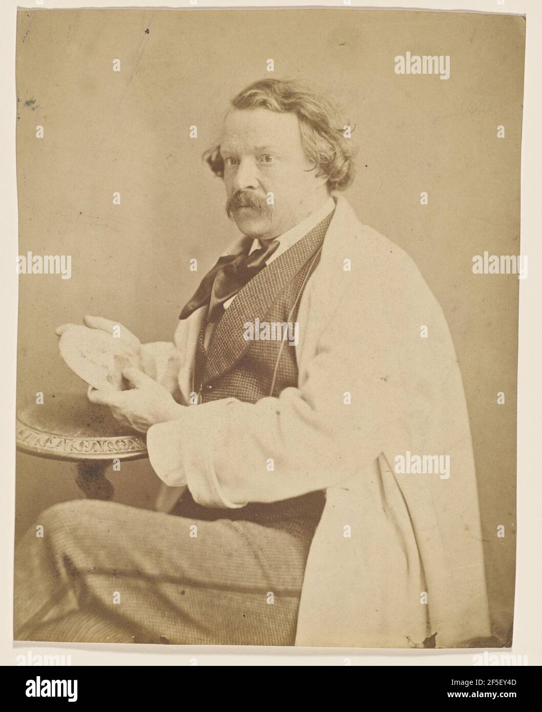 Autoportrait tenant un médaillon commémorant sa mère décédée. Nadar Gaspard Félix Tournachon (français, 1820 - 1910) Banque D'Images