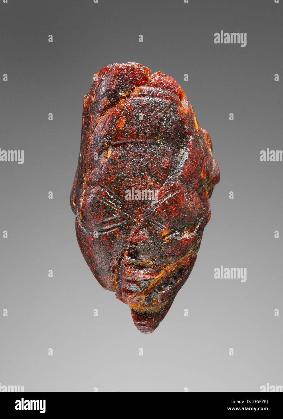 Pendentif : tête femelle à ailettes. Inconnu Banque D'Images