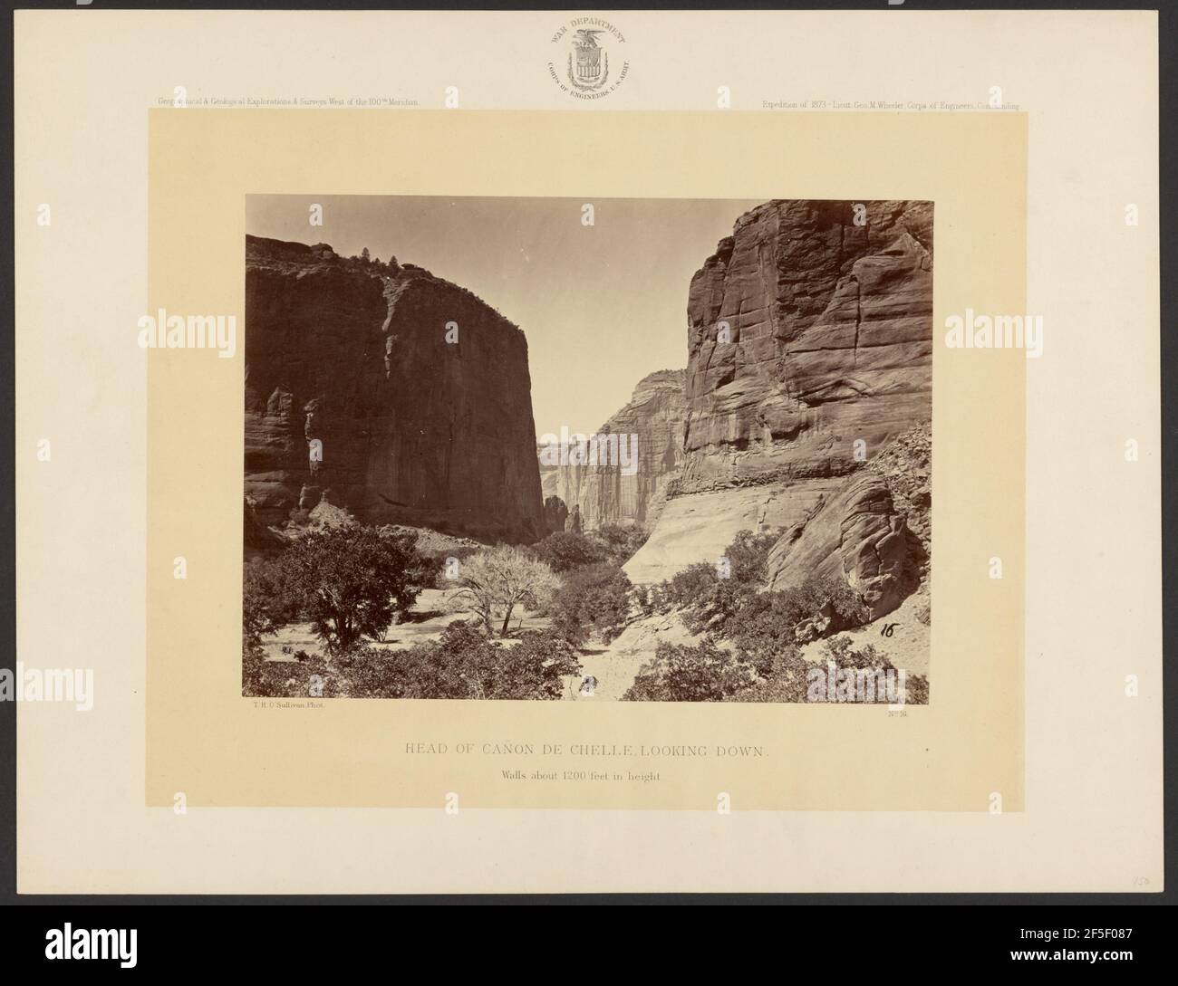 Direction Cañon de Chelle, en regardant vers le bas. Murs d'environ 1,200 pieds de hauteur.. Timothy H. O'Sullivan (américain, vers 1840 - 1882) Banque D'Images