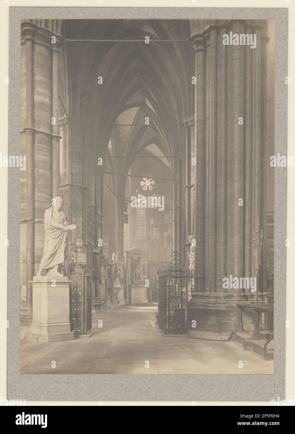 Abbaye de Westminster, Ambulatoire du Nord à l'est depuis le transept du Nord. Frederick H. Evans (Grande-Bretagne, 1853 - 1943) Banque D'Images