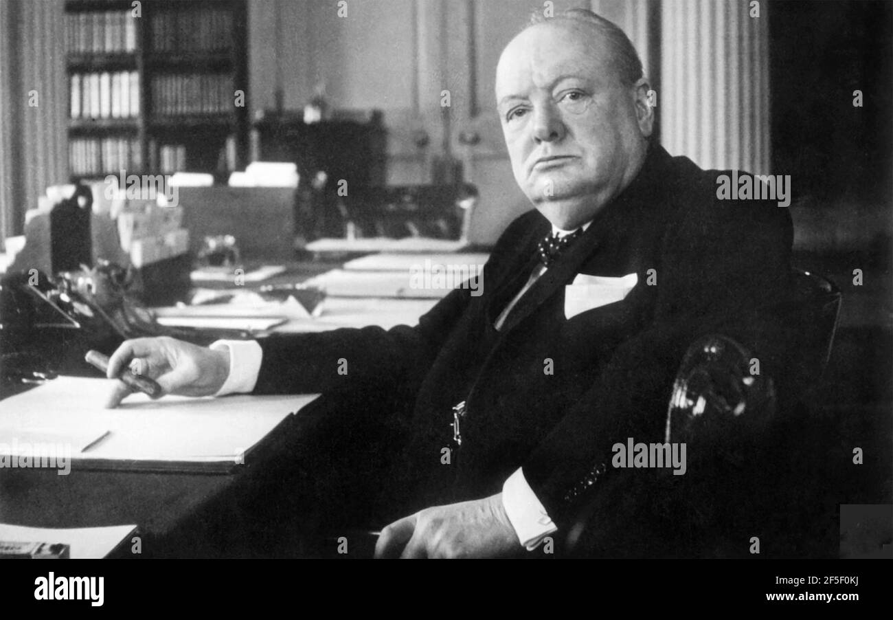 WINSTON CHURCHILL (1874-1965) Premier ministre britannique au 10 Downing Street, Londres, en 1940. Photo: Officiel britannique Banque D'Images