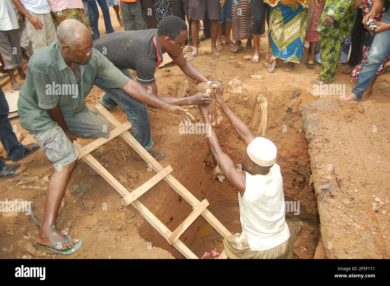 4. Bébé abandonné: L'équipe de secours qui a sorti le nouveau-né des toilettes de fosse à Lagos, Nigeria. Banque D'Images