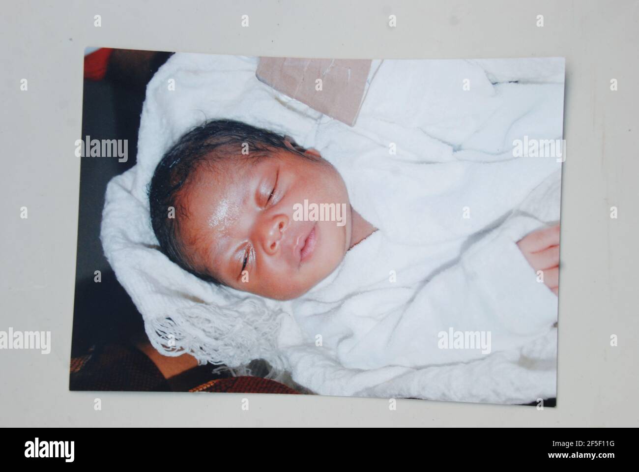 6 Enfant Abandonne Le Garcon A Ete Hospitalise Pendant Une Semaine Avant D Etre Conduit A La Maison D Un Bebe Sans Mere Pour Les Soins Et L Education Appropriee Photo Stock Alamy