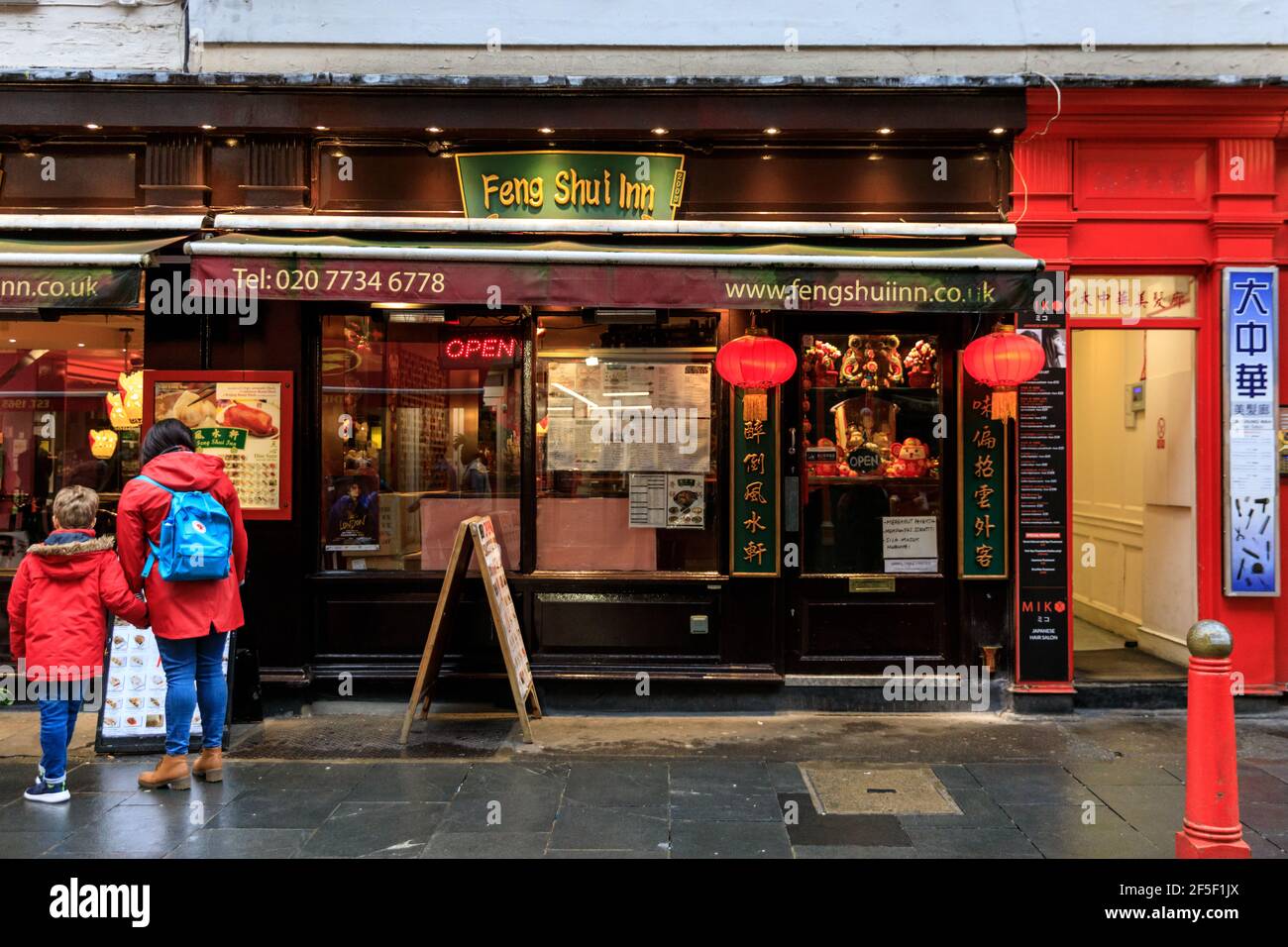 Extérieur du restaurant chinois Feng Shui Inn à Gerrard Street, China Town, Londres, Royaume-Uni Banque D'Images