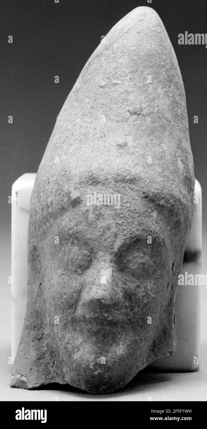 Tête femelle avec polos coniques. Inconnu Banque D'Images