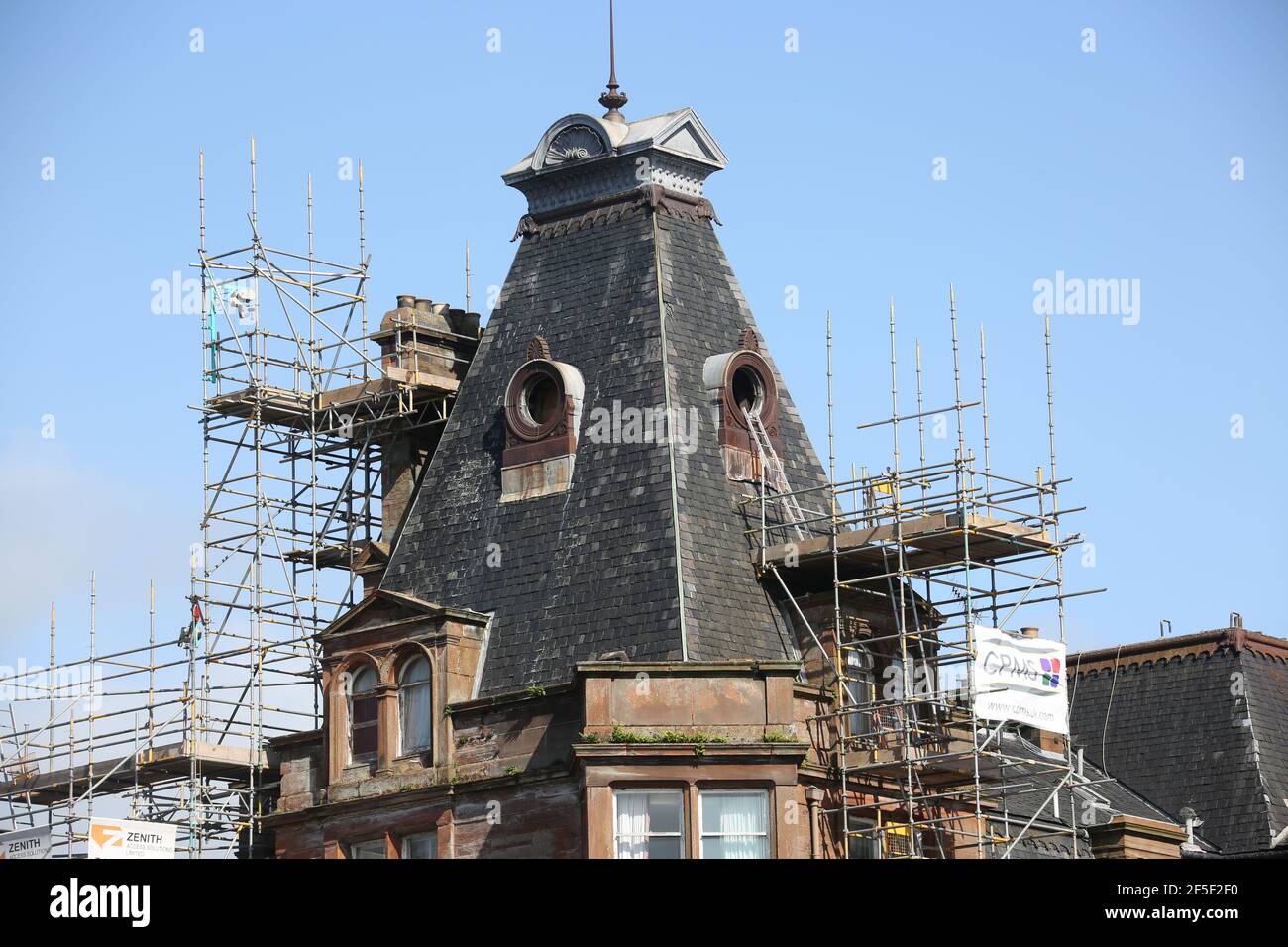 ,Ayr, Ayrshire, Ecosse, la gare d'Ayr doit être complètement fermée pour la première fois dans l'histoire.des barrières seront ramenées à minuit dimanche alors que ScotRail se retire sentalement du hub paralysé.UN plan de secours pour arrêter les trains dans d'autres gares est envisagé. Il s'agit d'un climat de craintes quant au risque accru pour la sécurité publique posé par l'effritant Station Hotel d'Ayr. ScotRail a été forcé de tirer le bouchon sur deux des quatre plates-formes d'Ayr mardi après que d'autres dommages ont été découverts au-dessus de la tête. Banque D'Images