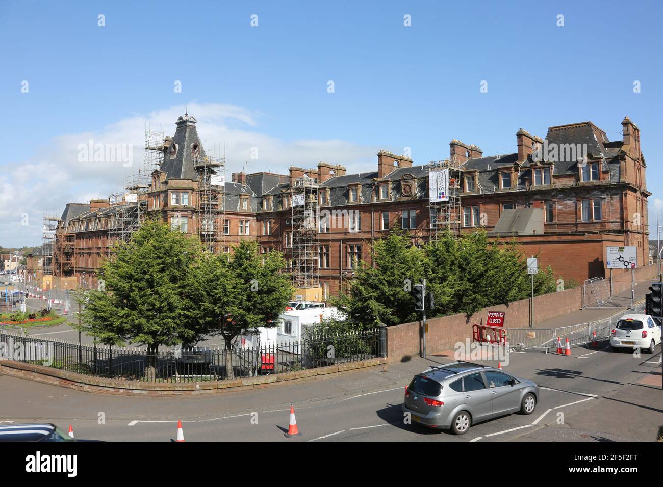 ,Ayr, Ayrshire, Ecosse, la gare d'Ayr doit être complètement fermée pour la première fois dans l'histoire.des barrières seront ramenées à minuit dimanche alors que ScotRail se retire sentalement du hub paralysé.UN plan de secours pour arrêter les trains dans d'autres gares est envisagé. Il s'agit d'un climat de craintes quant au risque accru pour la sécurité publique posé par l'effritant Station Hotel d'Ayr. ScotRail a été forcé de tirer le bouchon sur deux des quatre plates-formes d'Ayr mardi après que d'autres dommages ont été découverts au-dessus de la tête. Banque D'Images