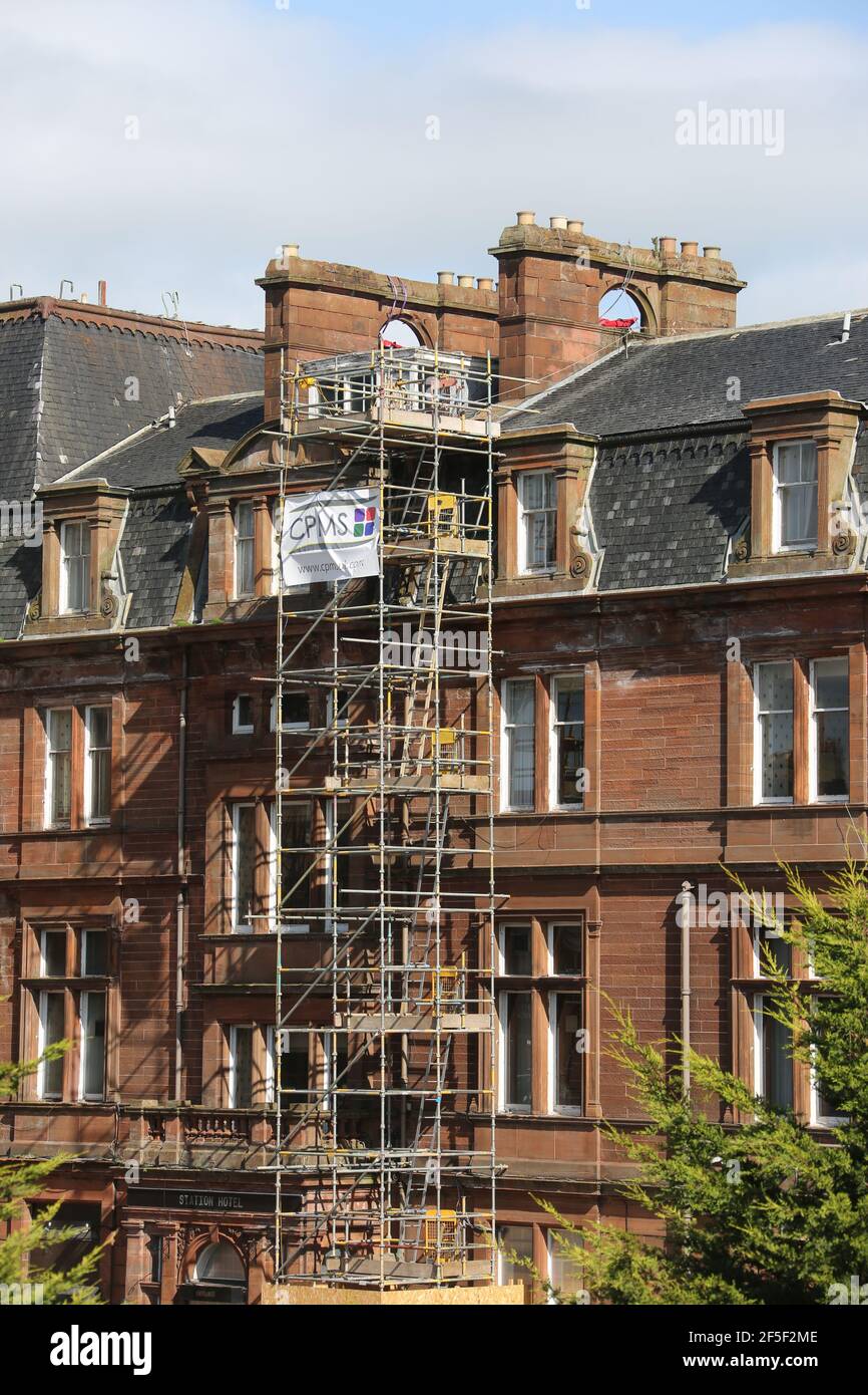 ,Ayr, Ayrshire, Ecosse, la gare d'Ayr doit être complètement fermée pour la première fois dans l'histoire.des barrières seront ramenées à minuit dimanche alors que ScotRail se retire sentalement du hub paralysé.UN plan de secours pour arrêter les trains dans d'autres gares est envisagé. Il s'agit d'un climat de craintes quant au risque accru pour la sécurité publique posé par l'effritant Station Hotel d'Ayr. ScotRail a été forcé de tirer le bouchon sur deux des quatre plates-formes d'Ayr mardi après que d'autres dommages ont été découverts au-dessus de la tête. Banque D'Images