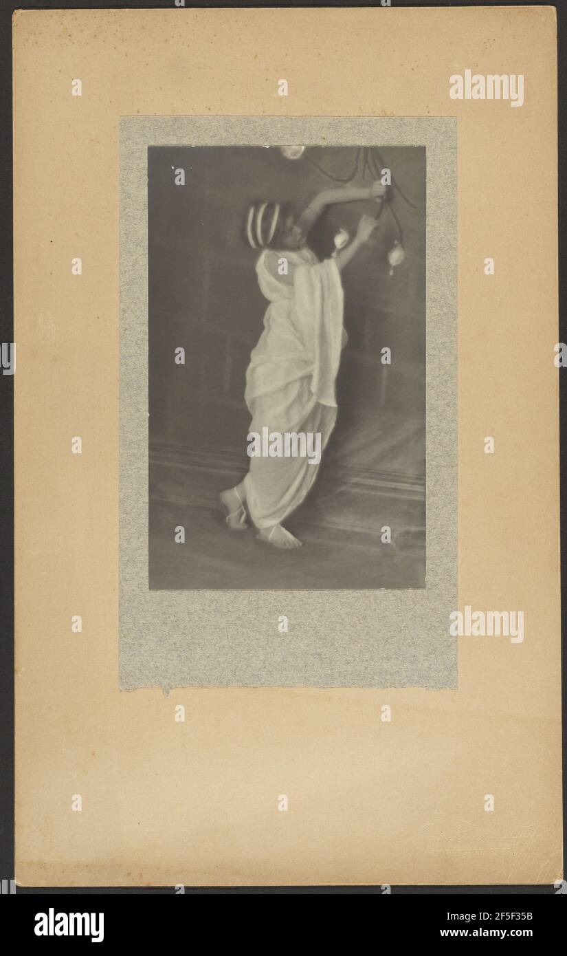 Modèle en costume classique. Louis Fleckenstein (cuisine américaine, 1866 - 1943) Banque D'Images