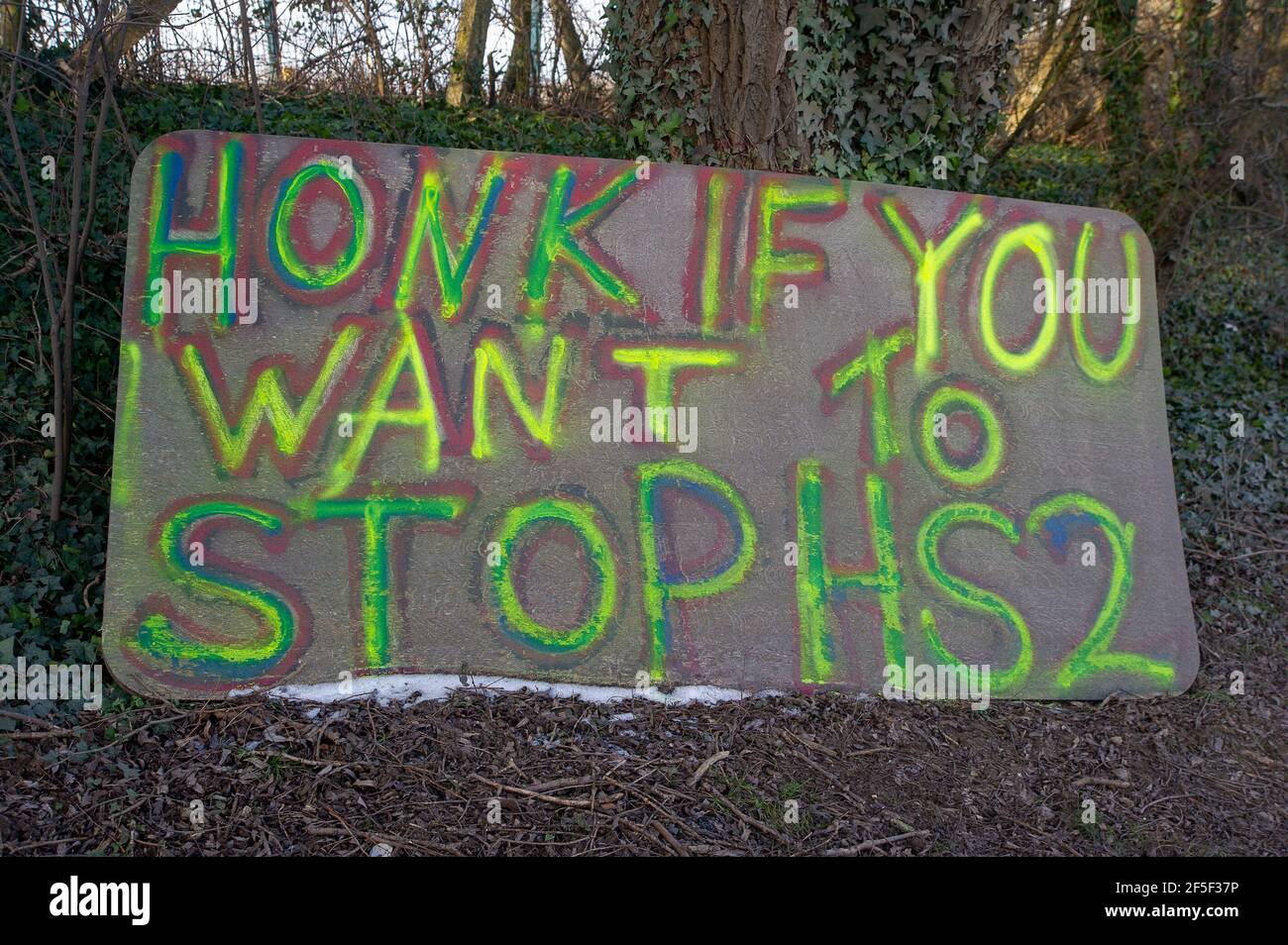 Uxbridge, Royaume-Uni. 19 février 2021. Aujourd'hui, les automobilistes aiguisèrent leurs cornes pour soutenir les militants anti HS2. HS2 ont détruit des hectares de campagne près de Harvil Road à Uxbridge où ils font des travaux de construction sur le controversé High Speed Rail 2 de Londres à Birmingham. A partir de minuit, HS2 ferme une section de Harvil Road pendant qu'ils se préparent à la détourner. Les militants anti HS2 campent en face de l'enceinte depuis des mois pour essayer de protéger HS2 contre la coupe d'arbres encore plus nombreux. De nombreux résidents locaux sont furieux du bruit, de la poussière et de la dévastation de la construction Banque D'Images