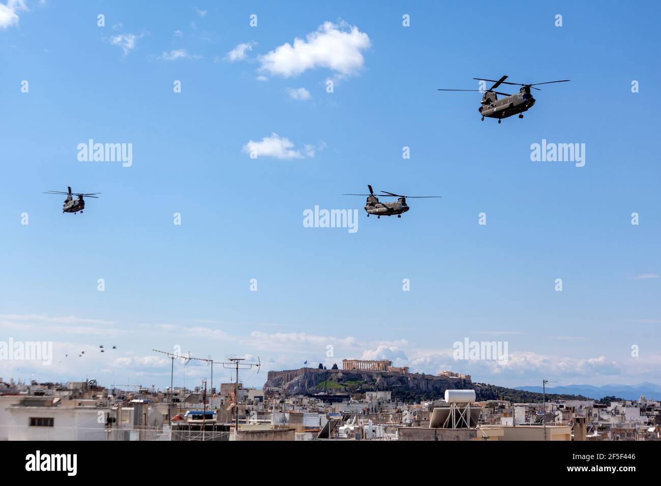 Boeing CH-47 hélicoptères Chinook volant en formation au-dessus d'Akropolis, Athènes, pendant la parade des 200 ans de la guerre d'indépendance grecque. Banque D'Images