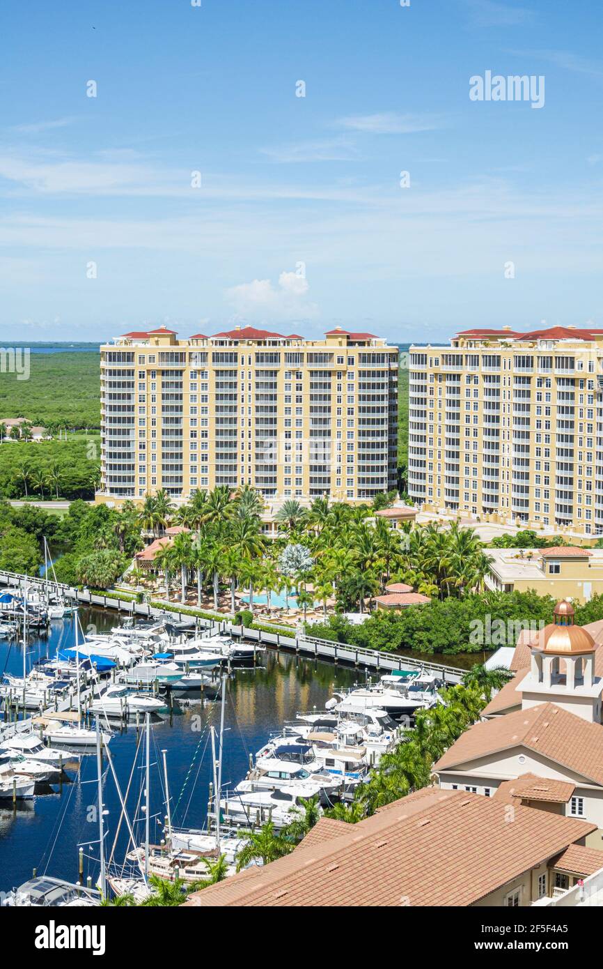Florida Cape Coral Marina Village Tarpon point Marina condominium haut monter bâtiments bateaux quai amarrage vue aérienne Banque D'Images