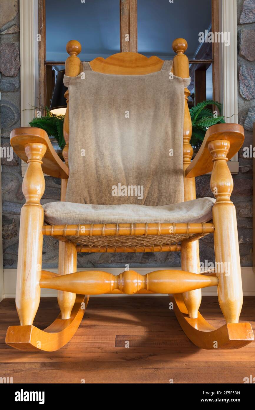 Chaise berçante en bois Banque de photographies et d'images à haute  résolution - Alamy