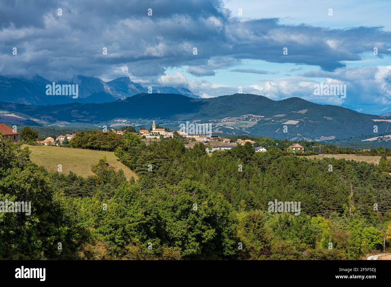 Vue panoramique sur la vallée de Trieves avec le massif montagneux du Vercors près du village de Bourg Saint Maurice depuis le sommet de la montagne Menil, Rhône-Alpes, FR Banque D'Images