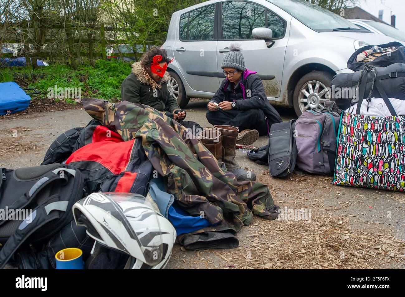 Sipson, Royaume-Uni. 8 mars 2021. Les agents de l'équipe nationale d'expulsion sont arrivés sur le site de Grow Heathrow ce matin et ont expulsé environ 15 squatters qui y vivent depuis 2010. Les activistes ont indiqué qu'aucun officier d'expulsion de la haute Cour n'était sur place et que le NET aurait enfreint la directive de pratique Covid 55C, car les résidents âgés et vulnérables vivaient sur le site. Les huissiers ont donné aux squatters aucun préavis et seulement deux heures pour qu'ils retirent leurs effets personnels. Les activistes ont été laissés dans la rue avec leurs animaux et sans nulle part où aller. Crédit: Maur Banque D'Images