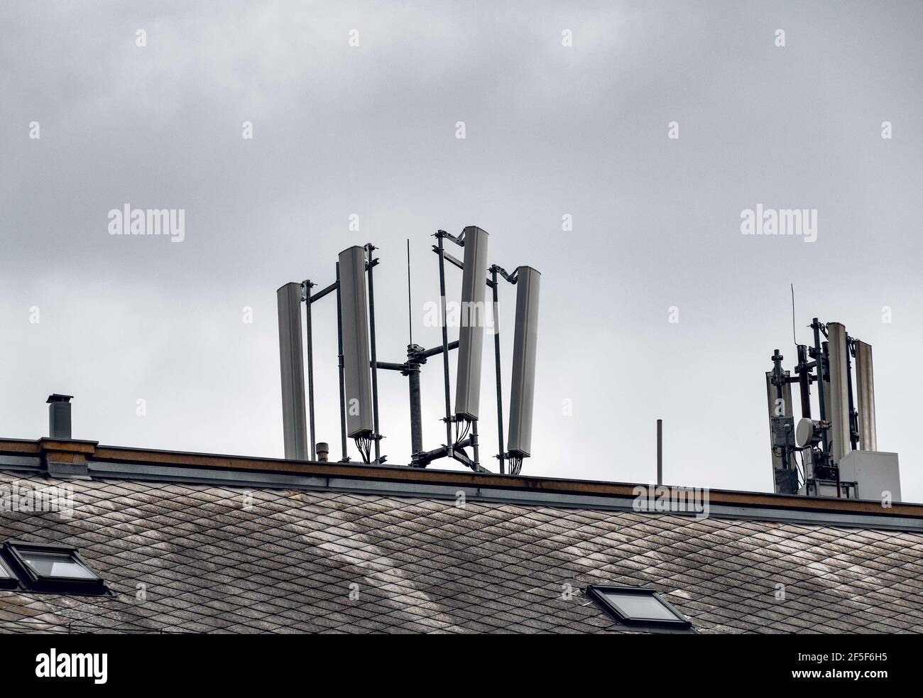 Prise de plusieurs mâts de téléphones portables dans un ciel nuageux arrière-plan Banque D'Images