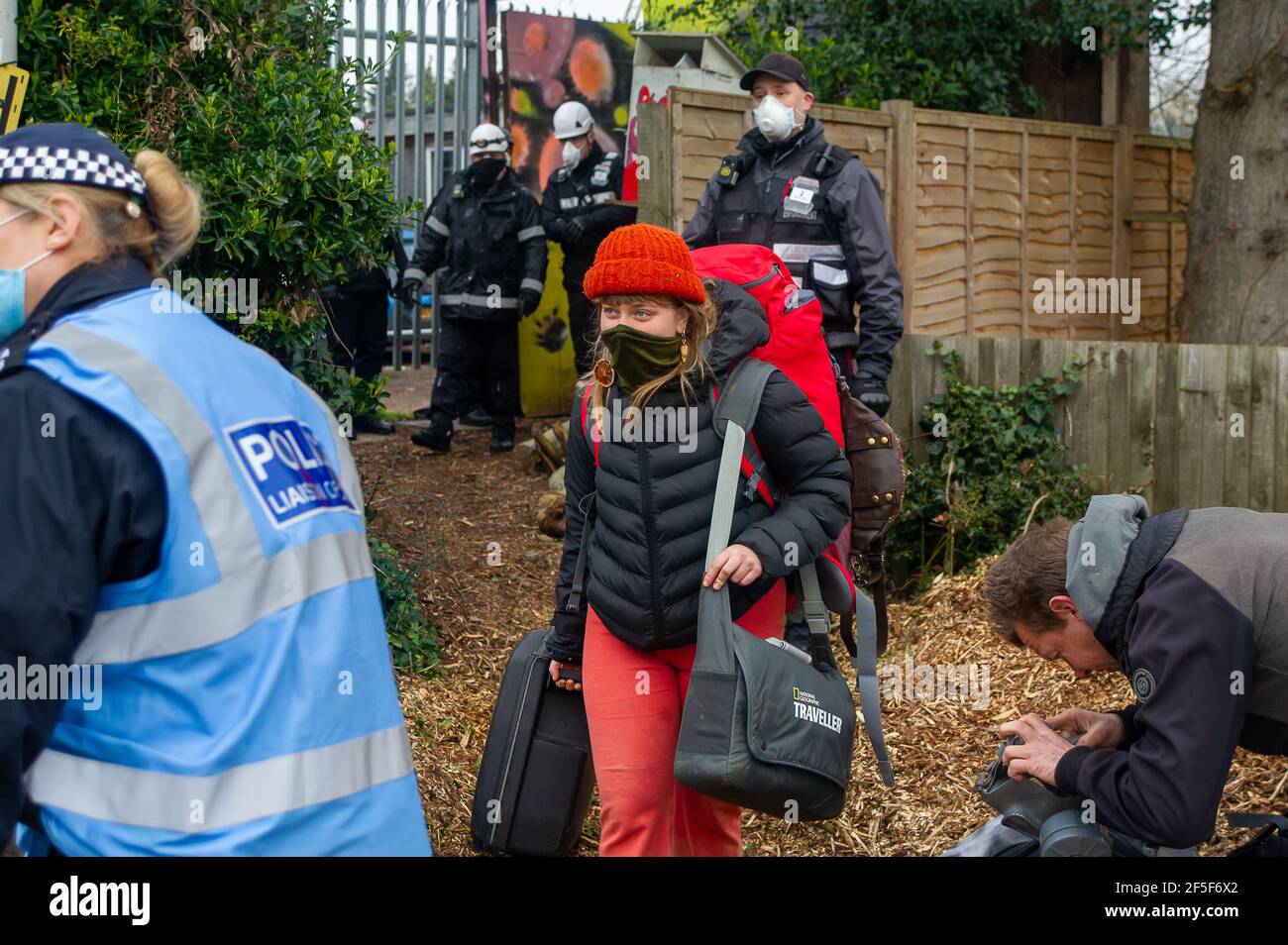 Sipson, Royaume-Uni. 8 mars 2021. Les agents de l'équipe nationale d'expulsion sont arrivés sur le site de Grow Heathrow ce matin et ont expulsé environ 15 squatters qui y vivent depuis 2010. Les activistes ont indiqué qu'aucun officier d'expulsion de la haute Cour n'était sur place et que le NET aurait enfreint la directive de pratique Covid 55C, car les résidents âgés et vulnérables vivaient sur le site. Les huissiers ont donné aux squatters aucun préavis et seulement deux heures pour qu'ils retirent leurs effets personnels. Les activistes ont été laissés dans la rue avec leurs animaux et sans nulle part où aller. Crédit: Maur Banque D'Images