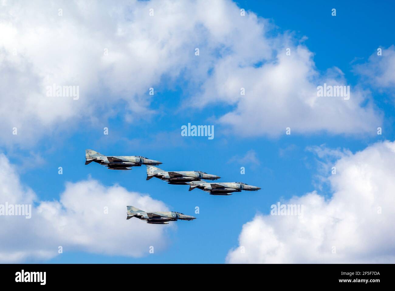 F-4 Phantom II, bombardiers supersoniques volant en formation au-dessus d'Athènes, pendant le défilé des 200 ans de la guerre d'indépendance grecque Banque D'Images