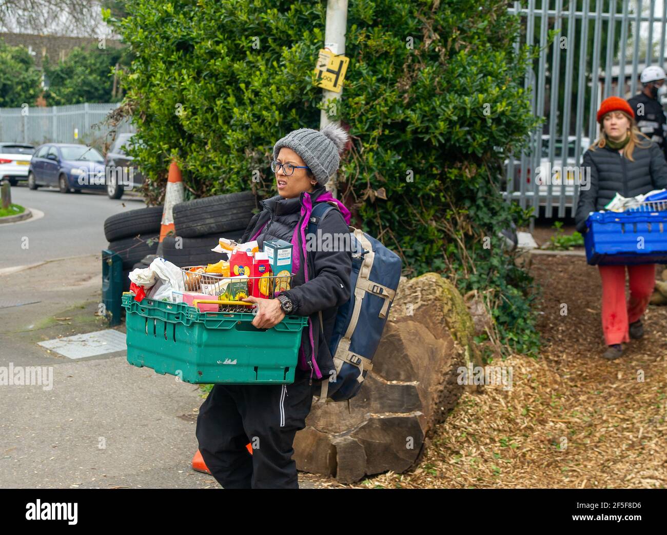 Sipson, Royaume-Uni. 8 mars 2021. Les agents de l'équipe nationale d'expulsion sont arrivés sur le site de Grow Heathrow ce matin et ont expulsé environ 15 squatters qui y vivent depuis 2010. Les activistes ont indiqué qu'aucun officier d'expulsion de la haute Cour n'était sur place et que le NET aurait enfreint la directive de pratique Covid 55C, car les résidents âgés et vulnérables vivaient sur le site. Les huissiers ont donné aux squatters aucun préavis et seulement deux heures pour qu'ils retirent leurs effets personnels. Les activistes ont été laissés dans la rue avec leurs animaux et sans nulle part où aller. Crédit: Maur Banque D'Images