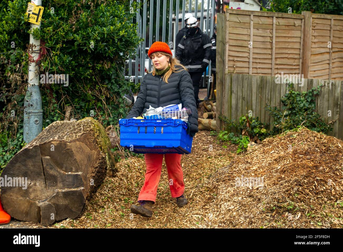 Sipson, Royaume-Uni. 8 mars 2021. Les agents de l'équipe nationale d'expulsion sont arrivés sur le site de Grow Heathrow ce matin et ont expulsé environ 15 squatters qui y vivent depuis 2010. Les activistes ont indiqué qu'aucun officier d'expulsion de la haute Cour n'était sur place et que le NET aurait enfreint la directive de pratique Covid 55C, car les résidents âgés et vulnérables vivaient sur le site. Les huissiers ont donné aux squatters aucun préavis et seulement deux heures pour qu'ils retirent leurs effets personnels. Les activistes ont été laissés dans la rue avec leurs animaux et sans nulle part où aller. Crédit: Maur Banque D'Images