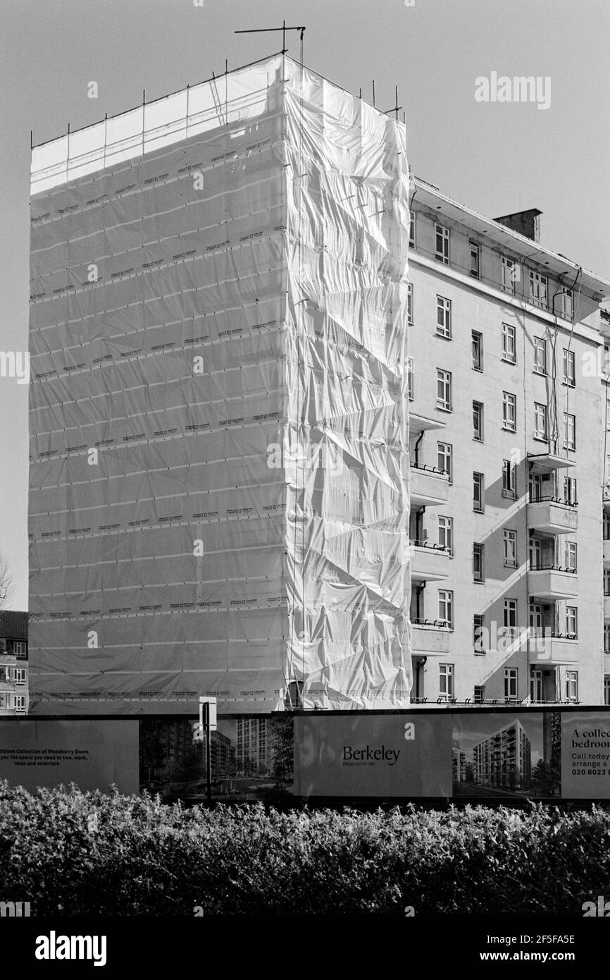 Bloc d'appartements du conseil en attente de démolition sur le domaine Woodberry Down, vue de Seven Sisters Road, au nord de Londres, en mars 2021 Banque D'Images