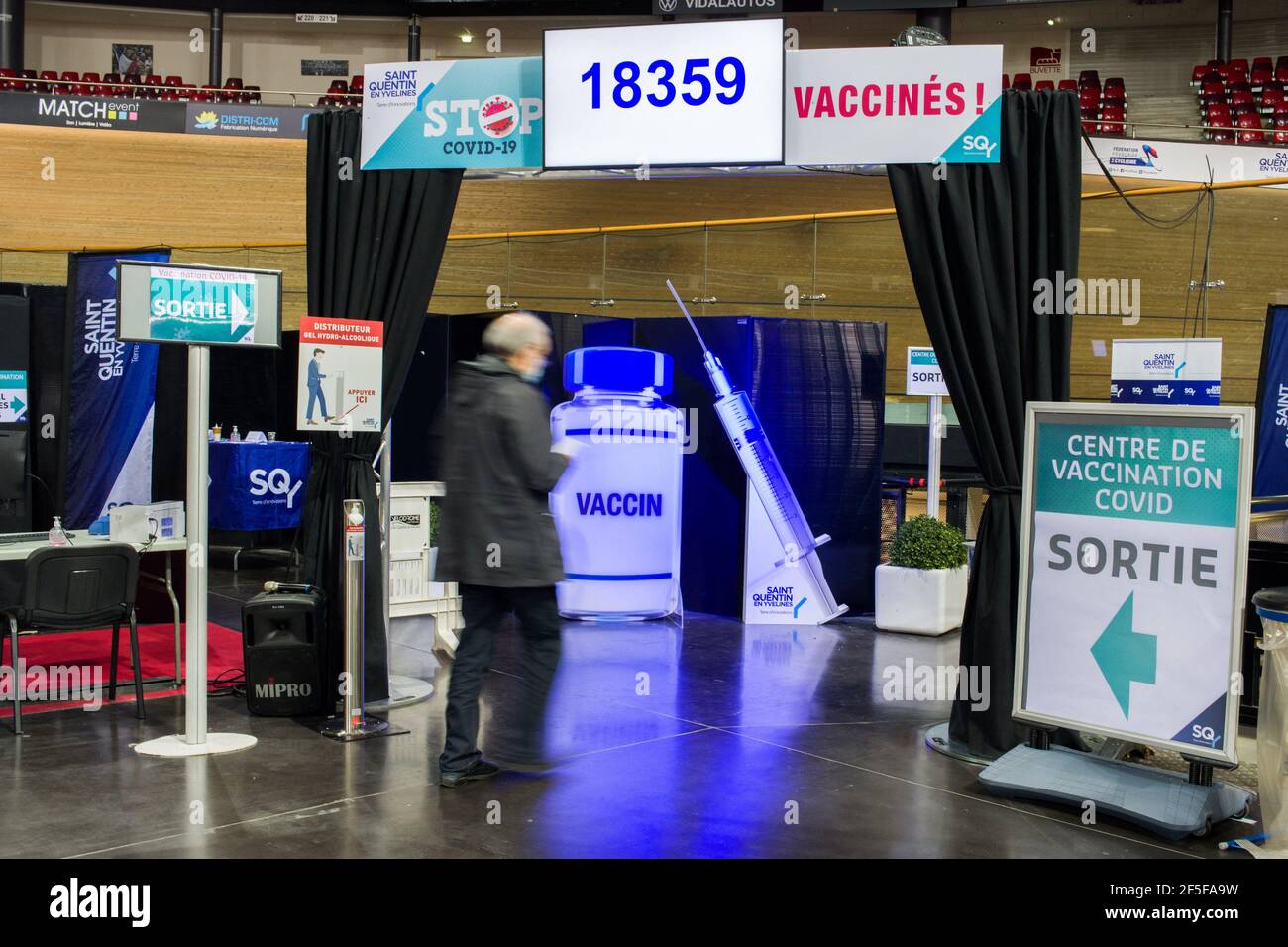 Saint Quentin en Yvelines, France. 26 mars 2021. L'équipe française de Cyclisme est en train de se former, car les patients se font vacciner à l'intérieur du vélodrome national français, dans le quartier de Saint-Quentin-en-Yvelines à Paris, en France, le mercredi 26 mars 2021. Le gouvernement français entend avoir vacciné 10 millions de personnes à la mi-avril, 20 millions à la mi-mai et 30 millions à la mi-juin, soit un peu moins de la moitié de la population totale. Photo de Nathan Laine/ABACAPRESS.COM crédit: Abaca Press/Alay Live News Banque D'Images